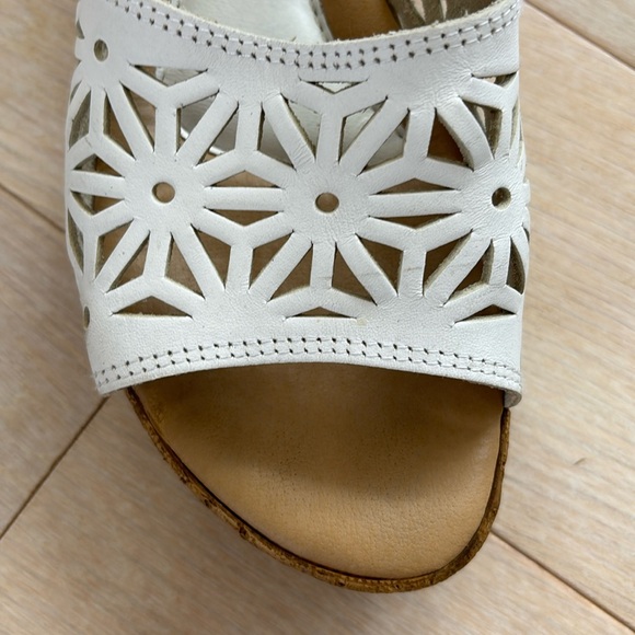 Spring Step white sandals - Picture 2 of 8